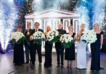 Andrea Bocelli (mit seiner Pianistin Sophia), Regisseur Oliver Stone,
Designerin
Donatella Versace, Schauspieler Armin Mueller-Stahl,
UNESCO-Generaldirektorin Irina Bokova, Sienna Miller und UNESCOSonderbotschafterin
Ute-Henriette Ohoven.