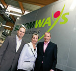 Die Gesellschafter vor dem ersten Lkw mit neuem
Namen, von links nach rechts: Lutz Danners,
Schwester Ines und Jürgen Klümpen.