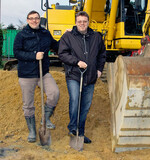 Lutz (links) und Bernd Scheulen beim Spatenstich.
Das Familienunternehmen Scheulen wird
gemeinsam von den Brüdern Lutz und Bernd
und Vater Wolfgang geleitet