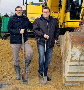 Lutz (links) und Bernd Scheulen beim Spatenstich.
Das Familienunternehmen Scheulen wird
gemeinsam von den Brdern Lutz und Bernd
und Vater Wolfgang geleitet