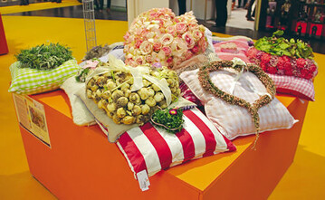 Beliebtes Fotomotiv auf der
IPM: Kissen mit floralen
Herzen um Inspirationsthema
Sweet Harmony.