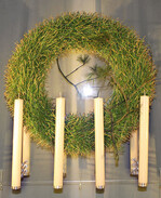 Auch Eva Latsch und Katrin
Thumfart verarbeiteten Kiefernnadeln. Der
Lohn: der 2. Preis und der Publikumspreis.