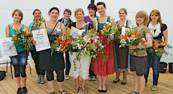 Nadin Woller (Blumen Baumeister, Feldkirchen-
Westerham) erreichte mit 296 von maximal 300
Punkten den ersten Platz vor Alexandra Pflgl
(Blumenpavillon Eigenstetter, Straubing, 289
Punkte). Auf Platz 3 folgte Nadine Hofmann
(Blumen & mehr Renner, Priesendorf, 281 Punkte).
Insgesamt beteiligten sich zehn Nachwuchsfloristinnen
aus ganz Bayern.