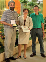 Hans-Werner Roth, Marlies Holiet-Franken, Hermann
Braun vom Ra-Ro-Floristenteam mit der
Großen Goldmedaille, die sie für ihre Leistungen
bei der 6. Hallenschau bekamen.