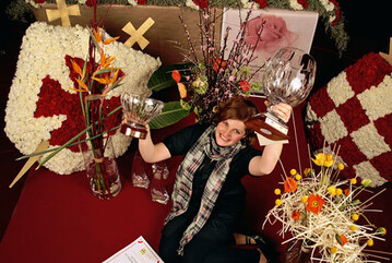 Die glckliche Caroline Bohnert nach ihrem Sieg beim Wettbewerb Bouquet San Remo. Mitte
Februar durfte sie die Strue fr das berhmte Song Festival in San Remo gestalten  an jedem
der fnf Abende standen andere Blumen im Mittelpunkt. Die 24-Jhrige fhrt das Geschft ihrer
Eltern in Kappelrodeck in Baden-Wrttemberg in vierter Generation weiter.