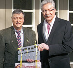 „Schlüsselübergabe.“ Bei der offiziellen Eröffnung
Anfang März übergab Reinhold Bauer,
Vorstandssprecher und Arbeitsdirektor der
Stuttgarter Straßenbahnen, Heinz Tiedemann
einen Hefezopf-Schlüssel.