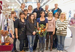 Die Siegerin Lisa Maurer, Blumen Adrian, Birkenau, inmitten der teilnehmenden
Auszubildenden. Platz 2 erzielte Patricia Becker , Blumen Coy,
Dieburg (zweite Reihe, 1. von links). Platz 3 ging an Katharina Göbel,
Meisterflorist, Darmstadt. (oberste Reihe, Mitte).