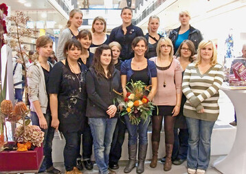 Die Siegerin Lisa Maurer, Blumen Adrian, Birkenau, inmitten der teilnehmenden
Auszubildenden. Platz 2 erzielte Patricia Becker , Blumen Coy,
Dieburg (zweite Reihe, 1. von links). Platz 3 ging an Katharina Gbel,
Meisterflorist, Darmstadt. (oberste Reihe, Mitte).