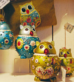 Viele Aussteller setzen in diesem Herbst
auf die Kombination von Gold und
Braun. Hier eine Vasenkollektion von Nic
Duysens, Wiehl, im Retro-Stil.