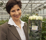 Dr. Anke Schirocki, stellvertretende Geschäftsführerin
von Agrobusiness Niederrhein, präsentiert
das Markenlogo „Natürlich Niederrhein“
auf weißen Rosen.