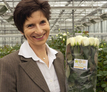 Dr. Anke Schirocki, stellvertretende Geschftsfhrerin
von Agrobusiness Niederrhein, prsentiert
das Markenlogo Natrlich Niederrhein
auf weien Rosen.
