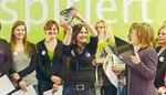Siegerehrung! Sandra
Huber mit dem BGN-Glaspokal
bei der Siegerehrung.