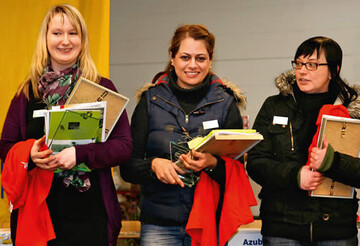 Bei der Bronzenen Rose belegte Juliane Skott (links), Grtnerei
Grupe aus Stade, mit 577 Punkten den 1. Platz. Linda Heinemann,
Grtnerei
Paschke (rechts) aus Zeven, erreichte mit 559 Punkten den
2. Platz, und der 3. Platz ging an Arezoo Ghafouri (Mitte), Kreativ
Konzept floral aus Bremen, mit 536 Punkten.