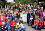 Jürgen Herrmannsdörfer (Mitte) mit Mitarbeitern des Vinzentinums,
Gärtnern und den Kindern, die halfen, ihre Schule zu begrünen.