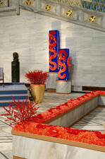 Insgesamt wurden 11 000 Nelken und 4000 weitere
Blumenstiele verarbeitet – Anthurien, großblütige
Gerbera, Heliconien und Ilex-Zweige.
Glänzendes blaues Plexiglas unterstützte das
moderne Erscheinungsbild.