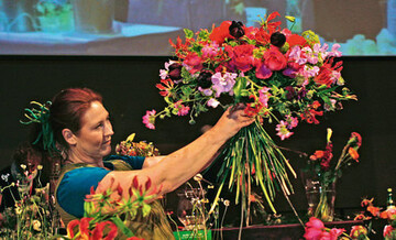 Karin Hofer, Innsbruck, beim Binden ihres romantischen Straues auf der Bhne.