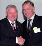 Heinz Herker (rechts), der neue ZVG-Präsident, ehrte Karl Zwermann im Namen des deutschen Gartenbaus mit der Großen Ehrenmedaille in Gold mit Brillanten, der höchstmöglichen Auszeichnung, die der Verband zu vergeben hat.