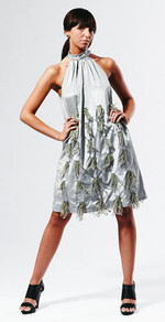 Olga Lozhenitsyna (26) gewann mit ihrem kurzen
grauen Kleid, in das sie mattweiße Heidebüschel
eingearbeitet hatte, den ersten Preis.