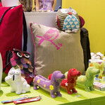 Im Bereich Wohnen + Dekorieren waren Tiermotive
einer der Haupttrends der kommenden Saison.
Zu Vögeln, Affen, Füchsen, Eichhörnchen
und Käfern in unterschiedlicher Ausprägung
passen leuchtende Farben wie Orange, Pink,
Gelb, Grün und Blau.