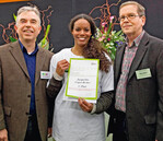 Um den Nachwuchskräften ein Forum zu bieten,
wurde ein Azubi-Wettbewerb organisiert.
Klaus Bengtsson vom BGM Hamburg (links)
und Martin Müller vom FDF gratulieren der
Gewinnerin Jaqueline Copei-Becker.