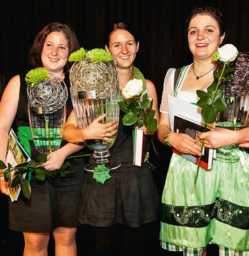 Im feierlichen Rahmen wurden die stolzen
Gewinnerinnen mit ihren Ausbildungsbetrieben
geehrt. Die Goldmedaille erarbeitete sich die
Salzburgerin Fabienne Karg (Mitte), Blumengalerie
Awender, vor der Zweitplatzierten Edith
Eibenberger aus Niedersterreich (links), Betrieb
Streielberger Theresia, und Isabell Meyer aus
Vorarlberg, Ideengrtnerei Mller.