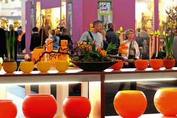 Im Frhling ist das Bedrfnis nach Farbe
gro. Neben den klassischen Farben Gelb,
Orange und Grn spielt Lila in diesem Jahr
eine groe Rolle. Sowohl auf der TrendSet
in Mnchen als auch auf der early bird in
Hamburg waren viele Kollektionen von den
Themen Natur und Nachhaltigkeit geprgt.
