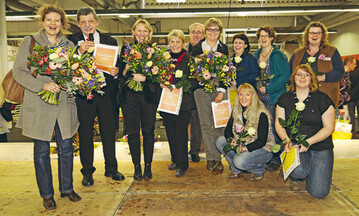 Die Gewinner des WDR-Wettbewerbs erhielten auf der IPM in Essen eine
Urkunde vom FDF-NRW. Die Preistrgerinnen: Umschlerinnen der CompetenzWerkstatt
Beruf Detmold unter Leitung von Floristmeisterin Sabine
Ciechocki, Beate Walther aus Rohr, Nina Gruppe aus Stade, Felicitas
Kowert-Nehls aus Bielefeld, Brbel Jung aus Siegen-Eisern und die Auszubildende
Marie-Claire Ohmann.