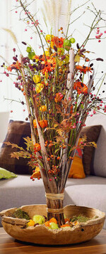 Beim Strauß „Vital Floral“ werden
Herbstblumen mit Rindenstücken
kombiniert.