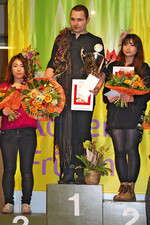 Thomas Tergowitsch, Bad Neuenahr,
ist der Sieger beim 29. Floristen-
Wettbewerb „Kölner Frühling“
auf dem Blumengroßmarkt in der
Domstadt am Rhein. Der Florist
siegte deutlich vor Saet-Byul Kim
(rechts) und Minkyoung Kang, beide
Seoul/Korea.