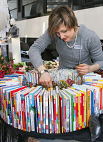 Claudia Stauber, die neue Schweizer
Meisterin, beim Gestalten ihrer Gefäßfüllung.