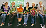 Insgesamt beteiligten sich sechs Floristinnen
am Wettbewerb (v.l.n.r.): Maria Fritzsche
(Gartenfachmarkt Richter, Chemnitz), Daniela
Kruspel (Blumen Münzner, Dresden),
Susanne Dazkewitz (BlütenZauber, Bautzen),
Isabel Dörfer (Flower Collection, Mülsen),
Claudia Schokrowski (Chemnitzer Blumenring,
Chemnitz), Sylvia Plewan (Blumen-
Träume, Dresden).