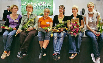 Insgesamt beteiligten sich sechs Floristinnen
am Wettbewerb (v.l.n.r.): Maria Fritzsche
(Gartenfachmarkt Richter, Chemnitz), Daniela
Kruspel (Blumen Mnzner, Dresden),
Susanne Dazkewitz (BltenZauber, Bautzen),
Isabel Drfer (Flower Collection, Mlsen),
Claudia Schokrowski (Chemnitzer Blumenring,
Chemnitz), Sylvia Plewan (Blumen-
Trume, Dresden).