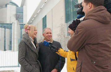 Als Deutsche Blumenfee gab Victoria Salomon,
hier gemeinsam mit ZVG-Prsident Heinz Herker,
zahlreiche Fernsehinterviews.