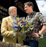 Fleurop-Präsident Ludwig Angeli und Hardy
Krüger jr. mit dem Unicef-Strauß 2007. Die
Farbe Blau symbolisiert das Element Wasser.
