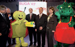 2009 lädt Mecklenburg-Vorpommerns Landeshauptstadt Schwerin zur Buga unter dem Motto
„Sieben Gärten mittendrin“ ein. Von links: Dr. Norbert Vornehm, Moderator Matthias Kaiser, Norbert
Claussen, Heinz Herker, Martina Schweinsburg und die Buga-2009- und 2007-Maskottchen.