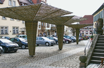 Seit Ende Mrz stehen drei 5 x 5 m groe und
3 m hohe Hopfenschirme aus Stahl und Weide
auf dem Marktplatz in Selach. Die Brger
beteiligen sich am Flechtwerk. Im Laufe
des Jahres werden Hopfenpflanzen von
innen heraus die Schirme bewachsen  sie
werden sich von Woche zu Woche verndern.