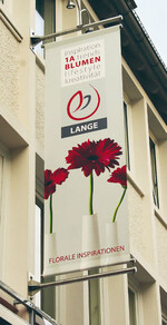 Harald Lange testet das Konzept
„1 A Blumen“ seit Oktober. Fassade,
Wand und Warenträger des
290 m² großen Geschäfts in Hildesheim
sind in den CI-Farben
Anthrazit und Hellgrau gestaltet.