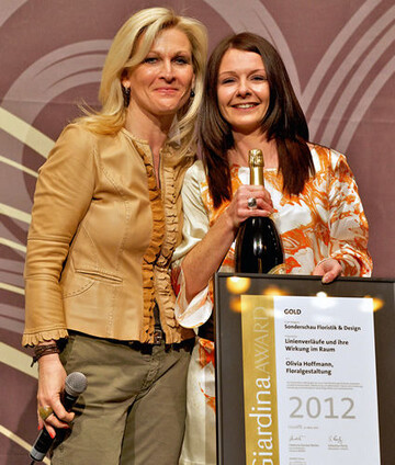 Bereits zum dritten Mal in Folge wurde Olivia
Hoffmann mit dem GiardinaAward
Gold in
der Kategorie Floristik & Design ausgezeichnet.