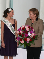 Lisa Maurer, Deutsche Blumenfee 2011/2012, mit Bundeskanzlerin Angela Merkel, der sie am heutigen Valentinstag den Gruß der Gärtner und Floristen überbrachte.