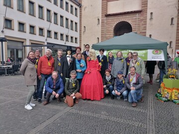 Die Gartenbaugruppe Wrzburg bei der Valentinsaktion auf dem Domplatz in Wrzburg