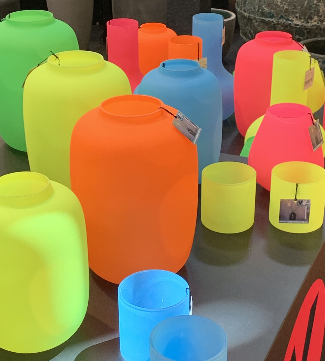 Neon bleibt Trend  findet Vase the World aus den Niederlanden und zog mit den neuen Glasserien die Blicke auf sich.