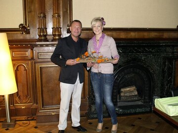 Staatssekretr Dr. Schneider mit Victoria Salomon