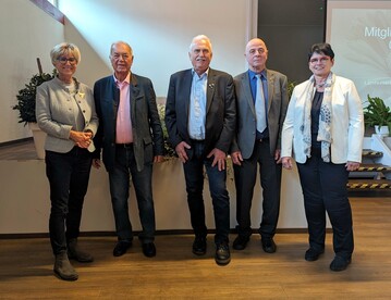 Die frheren Prsidenten des Landesverbandes Gartenbau Rheinland-Pfalz kamen nach Worms: Ludwig Kientzler, Claus Valentin Litz und Volker Schmitt traten gemeinsam mit der amtierenden Prsidentin Karoline Heiser (rechts) auf. ZVG-Vizeprsidentin Eva-Khler Theuerkauf (links) beglckwnschte die Delegierten zu ihrer Entscheidung.