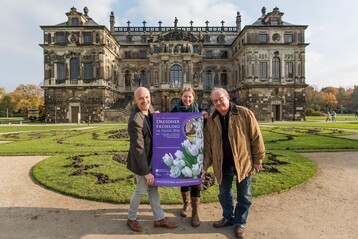 Tobias Muschalek (Geschftsfhrer des Landesverbandes Gartenbau Sachsen e.V.), Designerin Bea Berthold (Idee und Konzept fr Dresdner Frhling im Palais 2016) und Dr. Karl Richter (Pflanzenkoordinator fr den Dresdner Frhling im Palais) prsentieren bei einem Pressetermin zum Start des Vorverkaufs vor dem Palais im Groen Garten das Plakat fr Dresdner Frhling im Palais 2016.