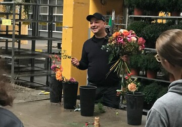 Josef Dirr, der amtierende Deutsche Meister der Floristen, begeisterte beim Warm-up-Tag auf dem Blumengromarkt in Karlsruhe.<br>