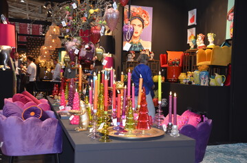 Der Grohndler Werner Vo aus Mnster inszenierte vor schwarzem Hintergrund ein weihnachtliches Esszimmer in starken Farben  mit einer Mischung aus saisonalen Dekoartikeln und neutralen Wohnaccessoires, die auch nach Weihnachten fr gute Laune sorgen knnen.  Und auch die Inszenierung von Oster- und anderer Vororder-Ware verrt: Das Frhjahr wird bunt.