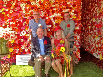 Eine Wunderkammer aus tausenden Gerbera auf der Donaugartenschau in Deggendorf. Oben: Florian Seyd und Ueli Signer, sitzend: Robert Roodenburg, Geschftsfhrer des VGB, und Waltraud Tannerbauer, Geschftsfhrerin der Donaugartenschau.:
