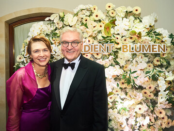 Bundesprsident Frank-Walter Steinmeier und seine Frau Elke Bdenbender waren begeistert von der Blumendekoration beim Bundespresseball.