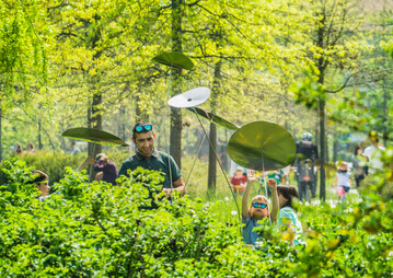 Jessica Bizzoni ist mit der Installation "Rain Flower Walk" vertreten.