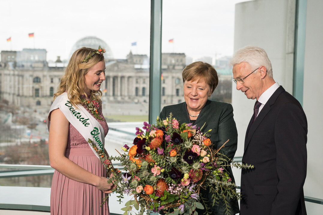 Die Deutsche Blumenfee und ZVG-Vizepräsident Hartmut Weimann überbrachten Bundeskanzlerin Angela Merkel die traditionellen floralen Valentinsgrüße.